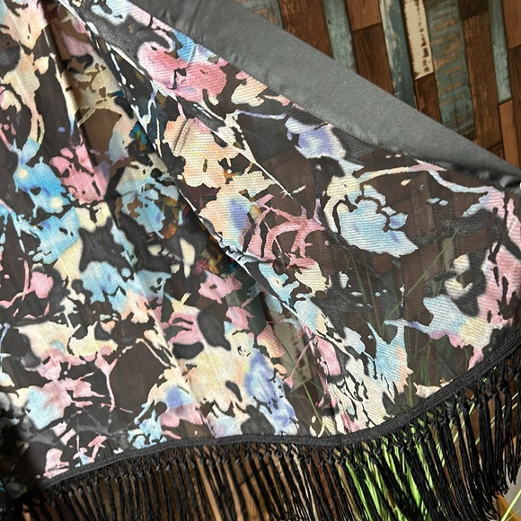 Draper’s & Damons Large colorful floral fringe bottom top - Picture 11 of 16